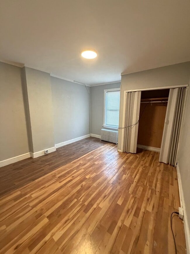 Building Photo - 5 Bedroom House