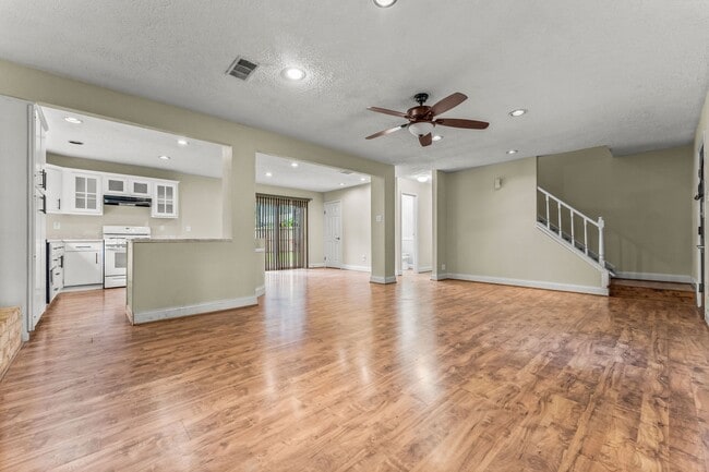 Building Photo - 2015 E Lacey Oak Cir