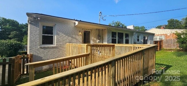 Building Photo - 513 Webster Pl
