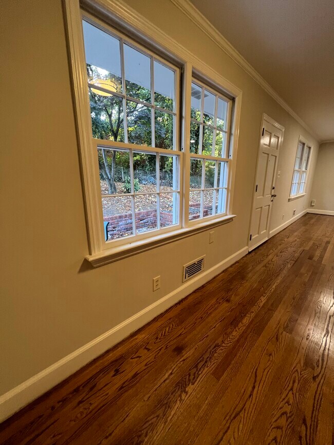 Building Photo - 913 Brookwood Dr