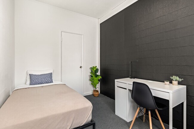 Building Photo - 832 Hilgard Ave