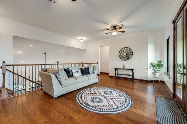 Building Photo - 17005 Northlake Hills Dr