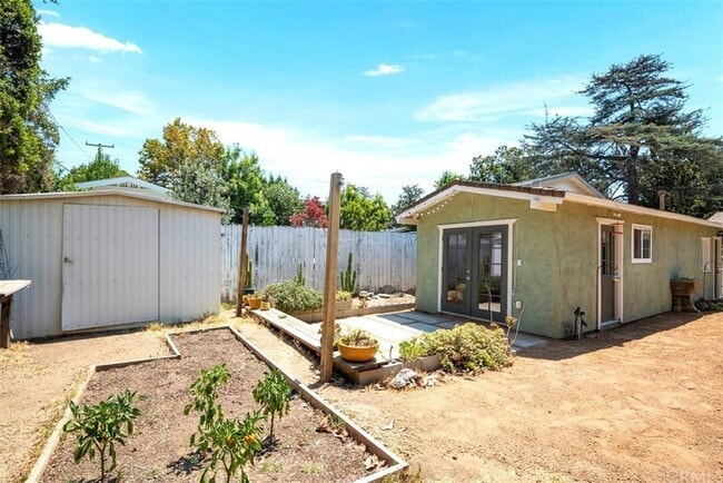 Building Photo - 327 W Malvern Ave
