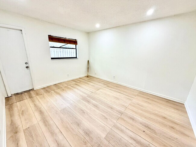 Building Photo - 5730 NW 27th Ct