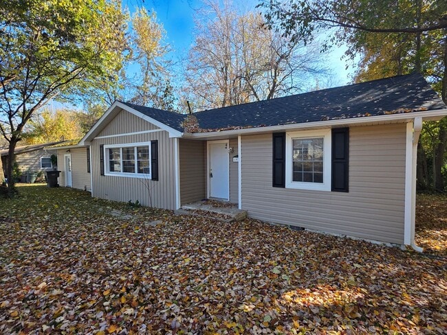 Building Photo - Charming 3 bedroom close to campus and I49