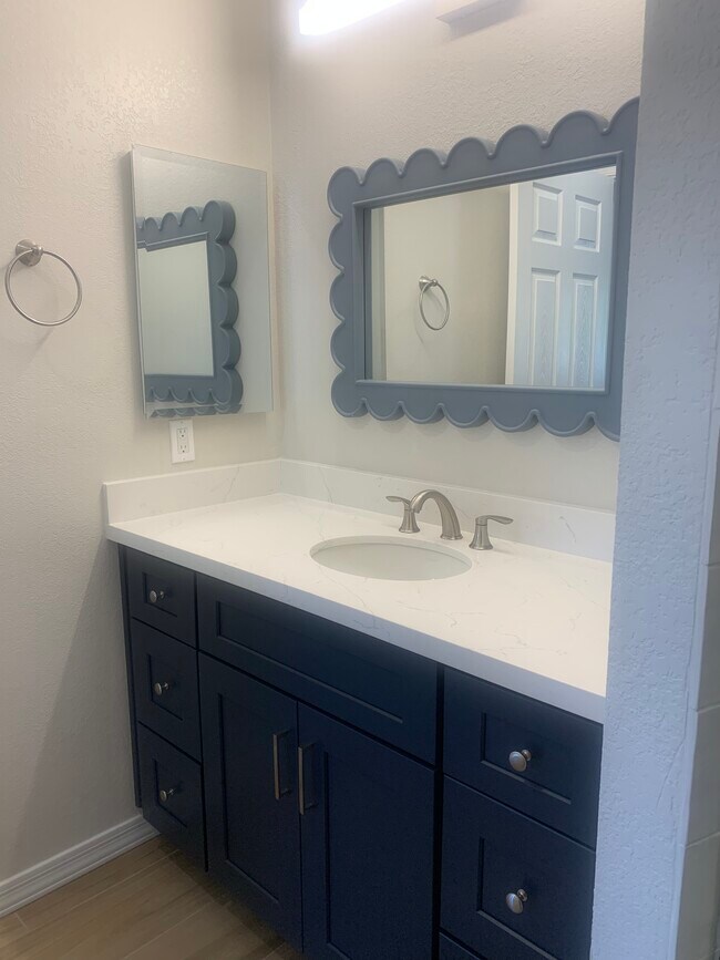 Single vanity with quartz countertops - 8317 E Scarlet