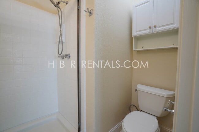 Building Photo - Charming 3-Bedroom Haven with 2 Full Baths...