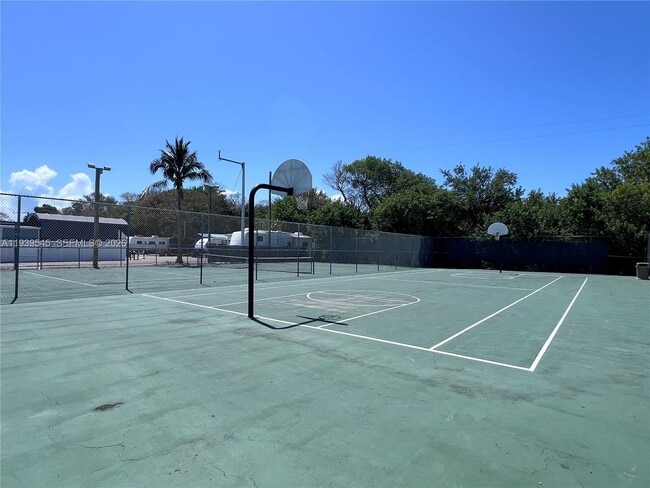 Building Photo - 325 Calusa St