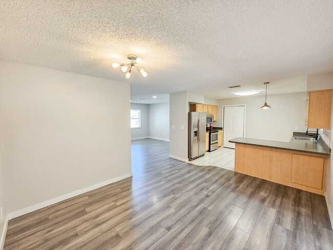 Building Photo - 608 Tangerine Ave