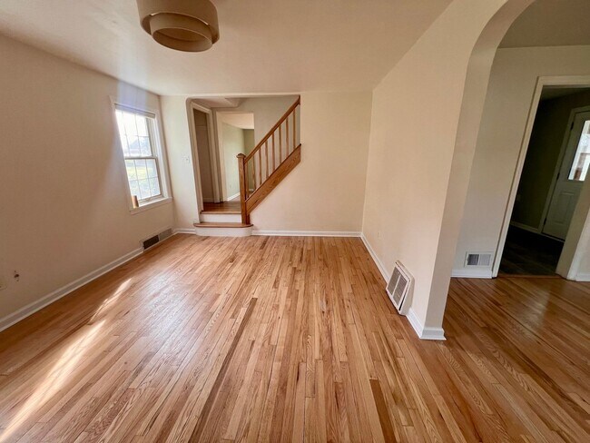 Building Photo - Pittsburgh - 2 Bedroom 1.5 Bathroom - Home...