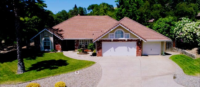 Building Photo - 6015 Oak Hill Dr