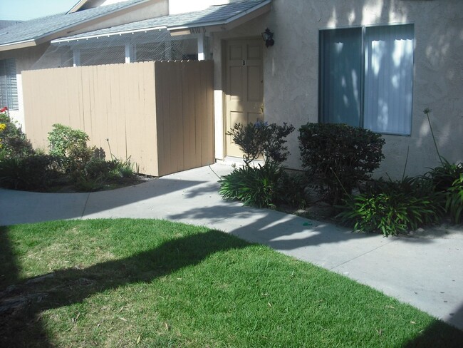 Building Photo - Gorgeous 2 story 2 bedroom 2 bath Townhome