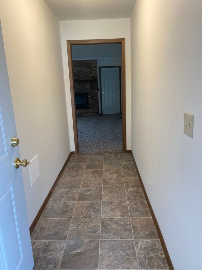 Building Photo - Like new, ranch home near Bass Pro, fully renovated interior,