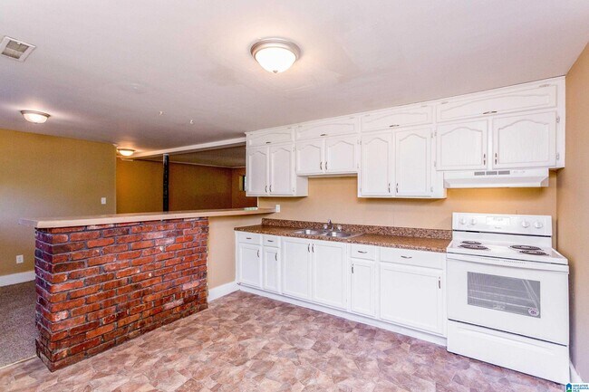 Building Photo - 1112 S Gale Dr