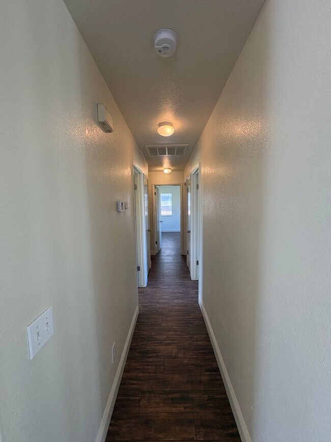 Building Photo - SE Visalia home Rent Ready!