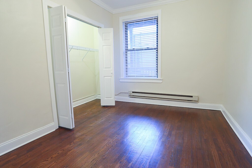 Building Photo - 709 W Roscoe St