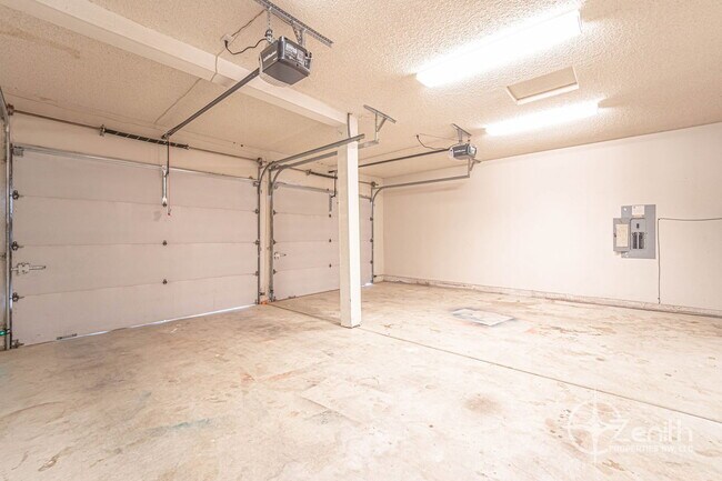 Building Photo - 5408 NE 101st Cir