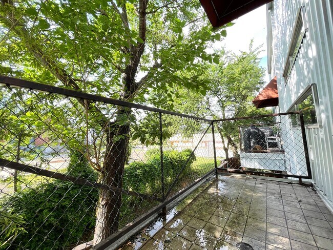 Building Photo - Dallas 3 story Loft