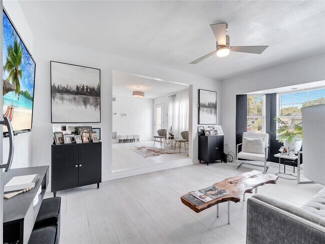 Building Photo - 4754 Lake Shore Dr