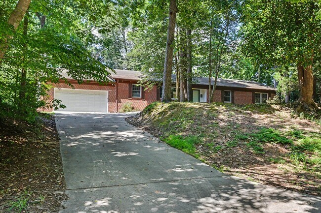 Building Photo - 151 Country Club Dr