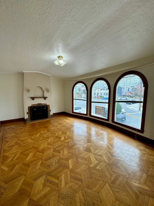 Building Photo - 615 Prague St