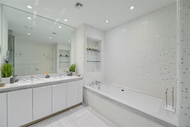 Building Photo - 16901 Collins Ave