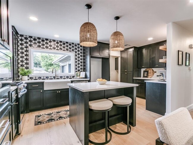 Building Photo - 700 Greenwood Dr