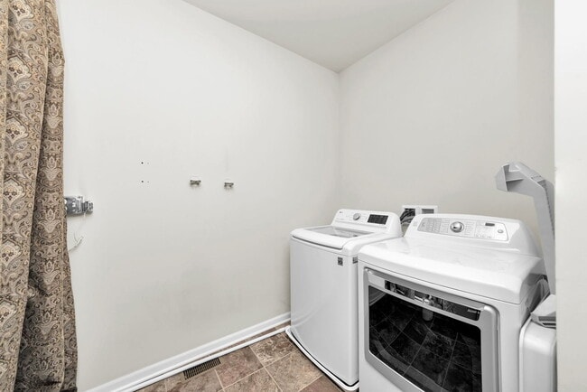 Building Photo - 2525 Dunraven Ave