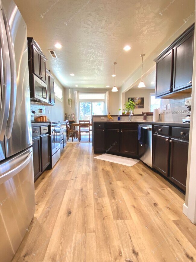Building Photo - * Coming Soon * Beautiful Unfurnished 3-Be...