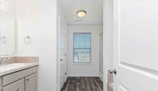 Building Photo - Welcome to this spacious 4 bedroom, 3 bathroom home located in Caldwell, ID.