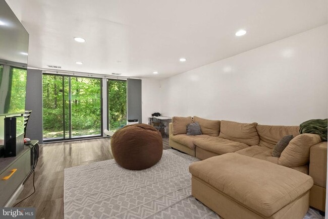 Building Photo - 3352 Huntley Sq Dr