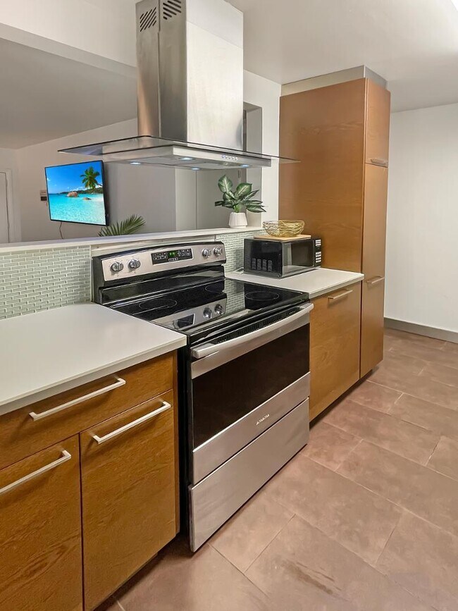 Building Photo - 6558 E 2nd St