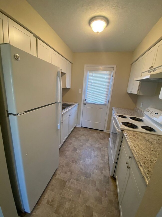 Building Photo - Efficient 2 Bed/1 Bath Duplex Unit in Spri...