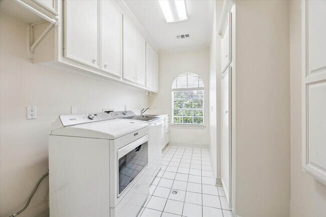 Building Photo - 5308 Hidalgo St