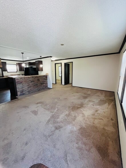 Building Photo - 15621 Pine Ridge Dr