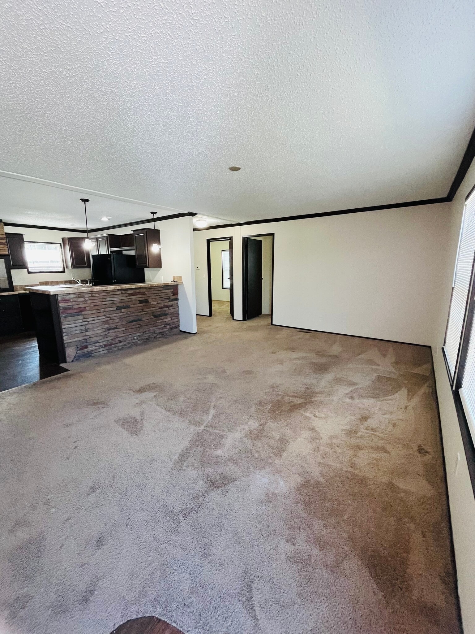 Building Photo - 15621 Pine Ridge Dr