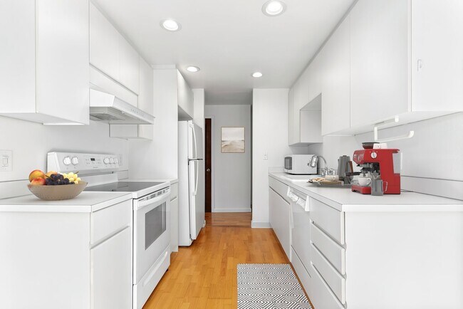 Building Photo - 2Bd/1.75Ba Seattle Condo