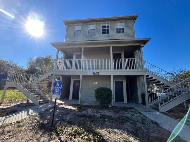 Building Photo - 6154 Westgate Dr