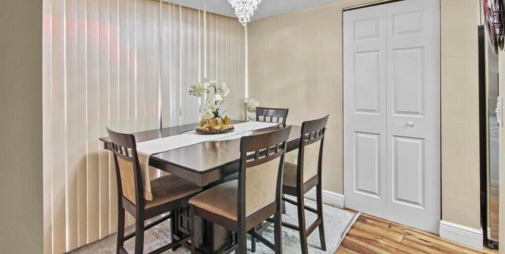 Building Photo - 7507 Greenlake Way