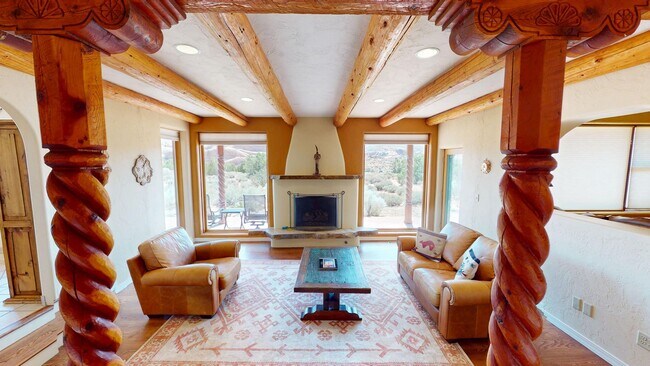 Building Photo - Custom Adobe style home in exclusive Navajo Ridge