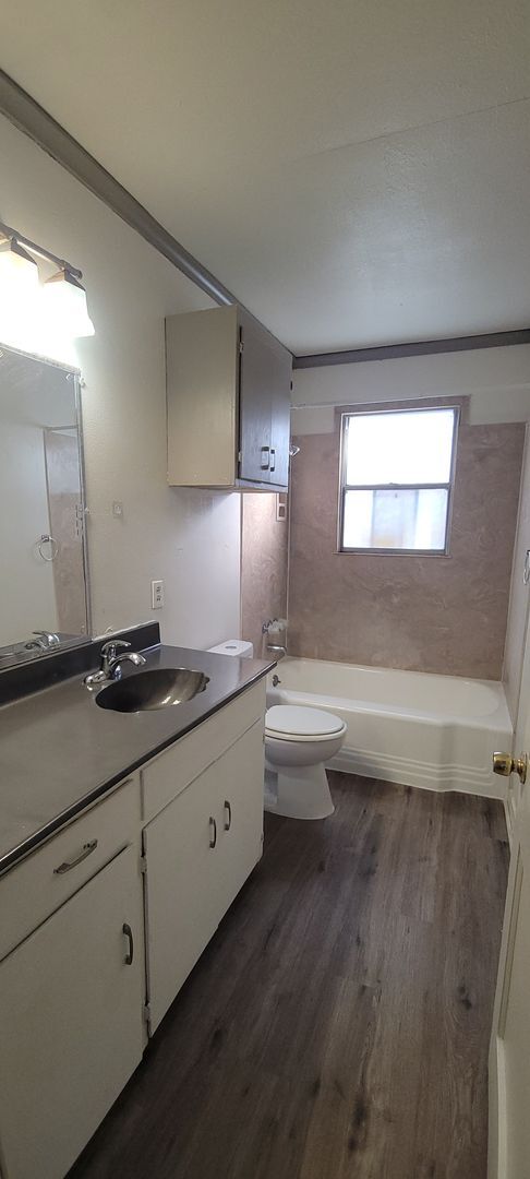 Building Photo - Spacious two bedroom cottage with central ...