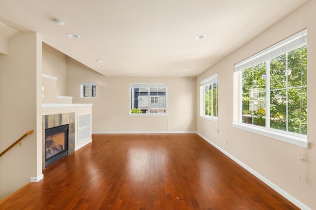 Building Photo - Charming 3 Bedroom Townhome in West Highla...
