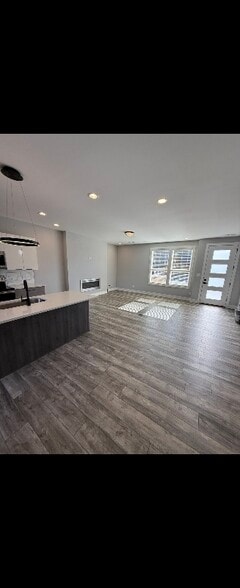 Building Photo - 420 Breezewood Dr