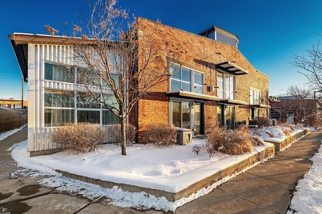 Building Photo - 3033 Blake St