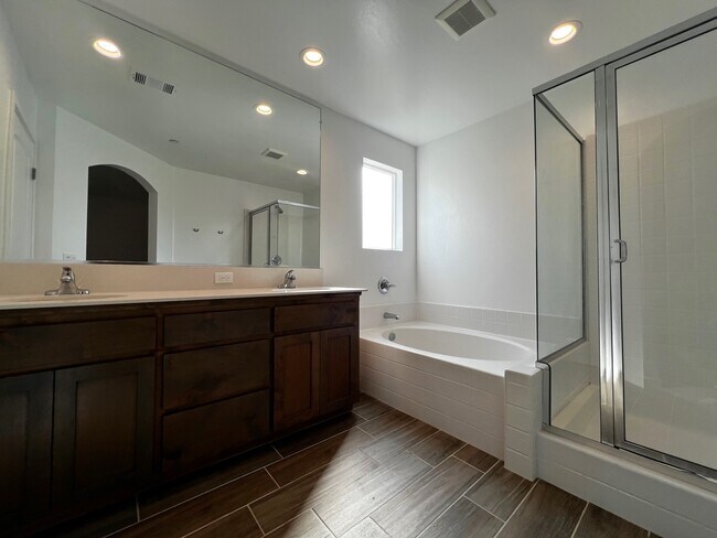 Building Photo - 812 Beaconsfield Ct