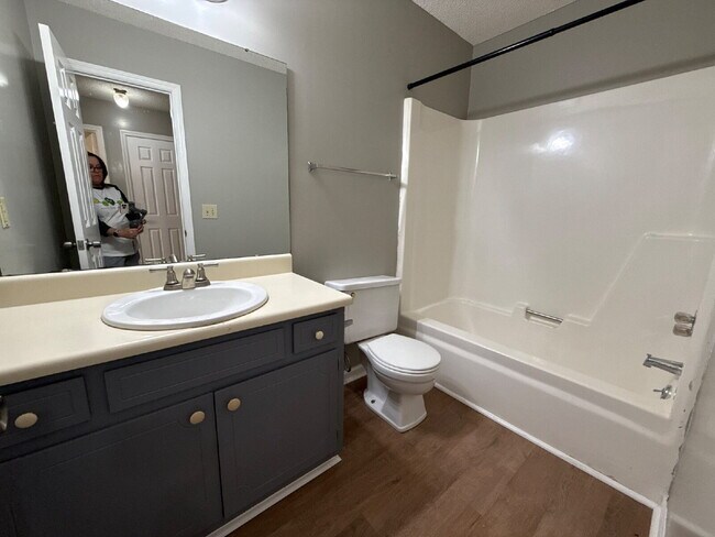 Building Photo - "Spacious 2-Bedroom, 2-Bath Oasis in Prime Huntsville Location!"