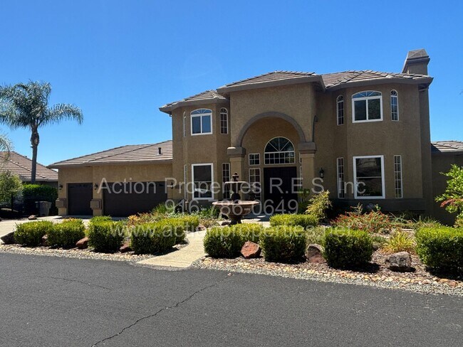 Building Photo - Gorgeous Furnished Villa Tree Lake Village Area - 4 Bed, 3.5 Bath - Beautiful Views - Spacious Pr...