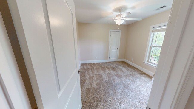 Building Photo - Large 5 Bedroom with Large Fenced in Back ...