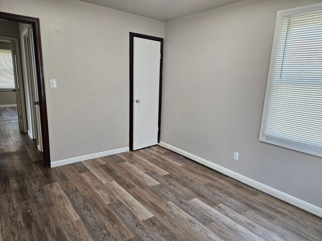 Building Photo - 2 bed 1 bath single family home in Wiscons...