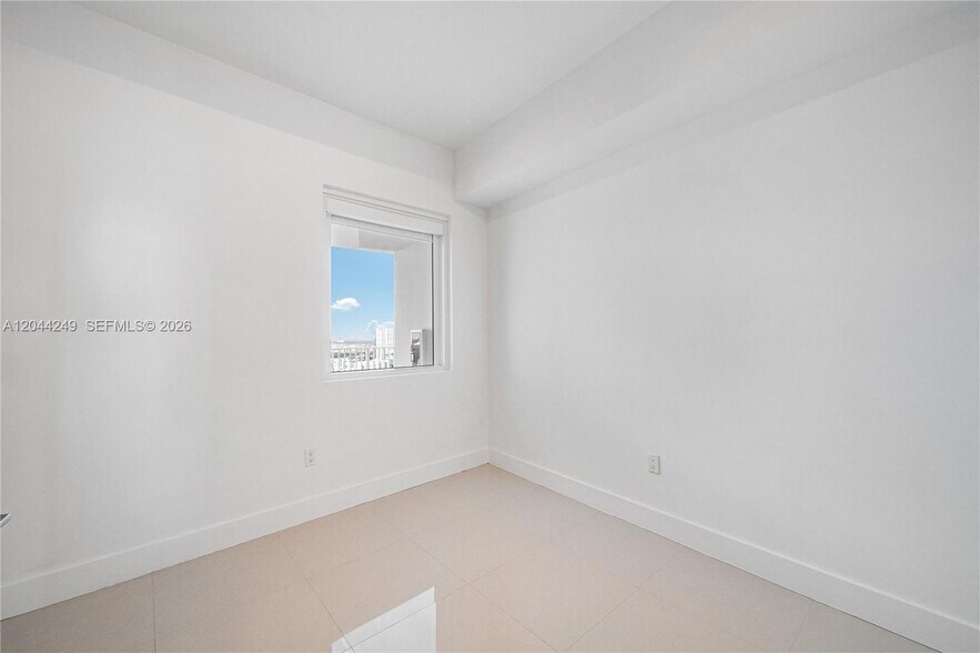 Building Photo - 2020 N Bayshore Dr